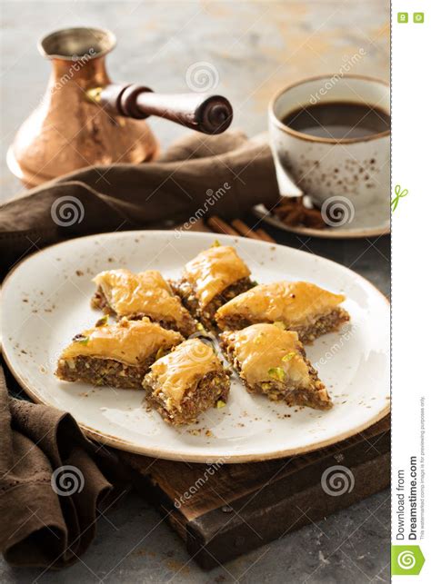 Baklava Hecho En Casa Con Las Nueces Y La Miel Imagen De Archivo