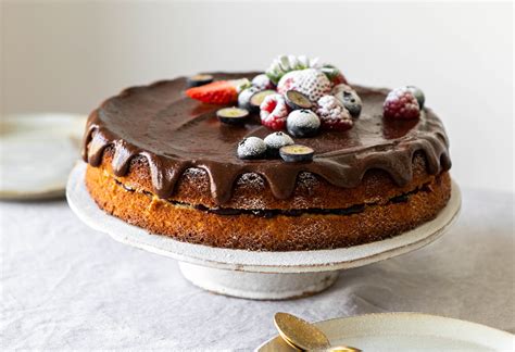 Zu Ostern: Biskuittorte mit dunkler Schokolade und roten Beeren | Taste