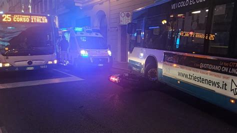 Incidente In Via Mazzini Ciclomotore Finisce Sotto Un Autobus Il Piccolo