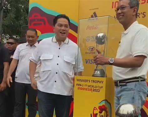 Erick Thohir Tinjau Pameran Trofi Piala Dunia U