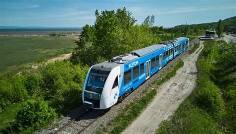 У Канаді запустили перший потяг на водні. Читайте на UKR.NET