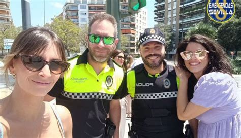 Un Selfie Con La Torre Del Oro Juega Una Mala Pasada A Dos Jerezanas