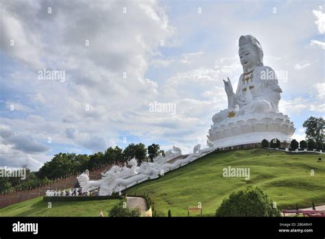 Estatua De Guan Yin En Wat Huay Pla Kang Temple Fotograf As E Im Genes