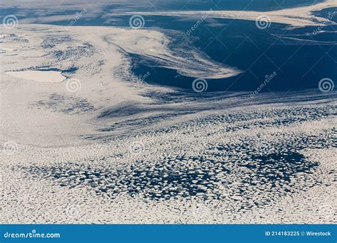 Vista A Rea De La Masa De Tierra Cubierta De Hielo Nevado En La