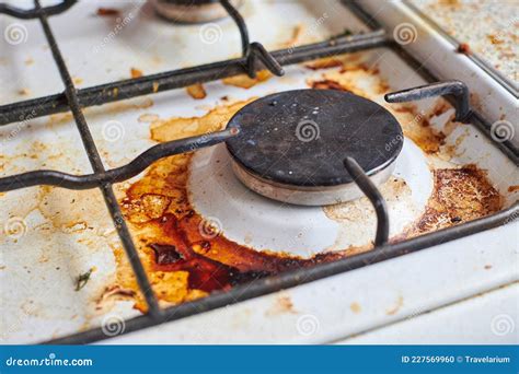 Estufa Sucia Con Restos De Comida Foto De Archivo Imagen De Viejo