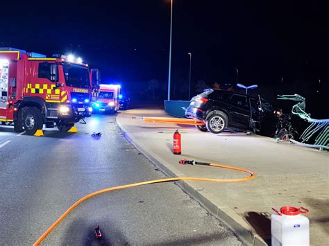 Auto Durchbricht Br Ckengel Nder Und Droht Abzust Rzen W Rzburg Erleben