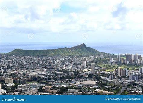 Diamond Head and Honolulu stock image. Image of neighbourhood - 290759605