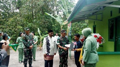 Warga Belitung Ini Berlutut Di Hadapan Pangdam Usai Terima Kunci Rtlh