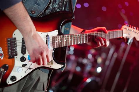 Cerrar tocar guitarra eléctrica en un concierto de rock Foto Premium