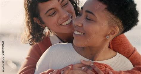 Vídeo do Stock Couple lgbt and lesbian women at the beach hugging embrace and holding each