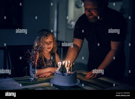 Mignon Dr Le Fille Blonde Soufflant Des Bougies Sur Le G Teau D Anniversaire Dans La Pi Ce