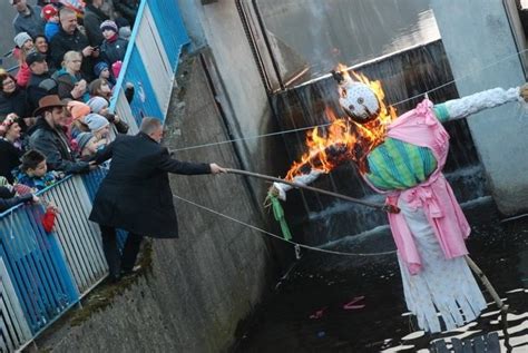 K Obuck Mieszka Cy Po Egnali Zim Burmistrz Podpali Marzann Mocno