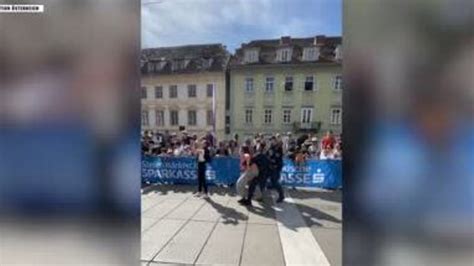 Klima Aktivisten stören Halbmarathon in Graz oe24 tv