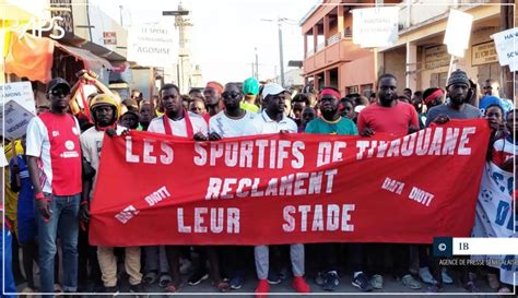 A TIVAOUANE UN COLLECTIF MARCHE POUR DENONCER LETAT DU STADE