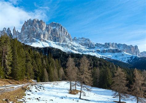 Schöne Winter bergigen Landschaft Blick von der Großen Dolomitenstraße