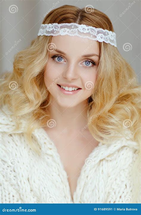 Un Retrato Muy Apacible Del Blonde Hermoso De La Muchacha Con Los Ojos Azules I Imagen De