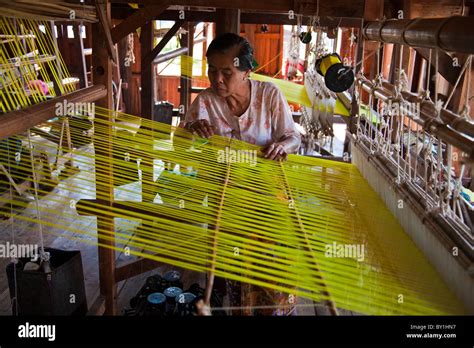 Myanmar Hand Loom Woman Hi Res Stock Photography And Images Alamy