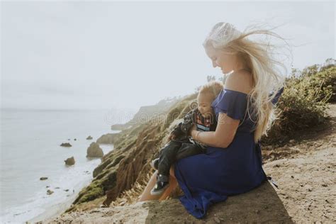 Maman Blonde Avec Son Fils Dehors Photo Stock Image Du M Re Fixation