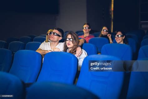 Couples Damour Dans Le Cinéma Regardant Un Film Photo Getty Images