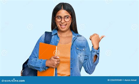 Una Joven Latina Con Una Mochila Estudiantil Y Sosteniendo Libros Sonriendo Con Cara Feliz Y