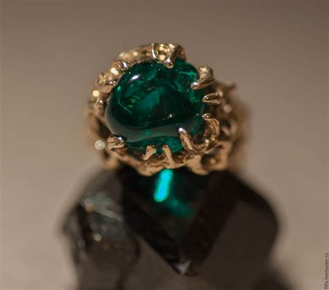 Перстень с зеленым камнем - 69 фото