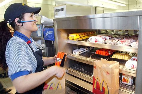 Atendente Do Mcdonald's - Oportunidades de Empregos Para Atendentes McDonald’s | Fast food ...