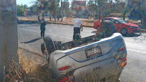 Choque volcadura en la Morelia Pátzcuaro deja daños materiales