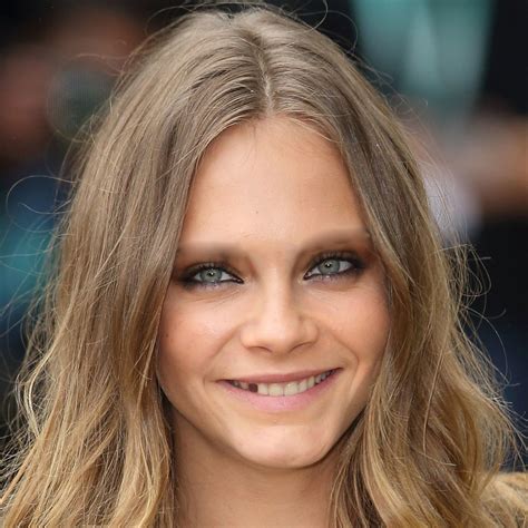 Nue et crane rasé l actrice Cara Delevingne imite Gollum Vidéo