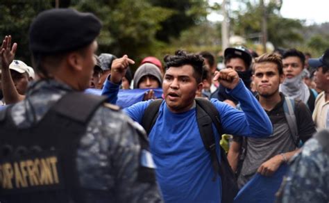 Migrantes Hondure Os Rompen Cerco Policial En Frontera De Guatemala