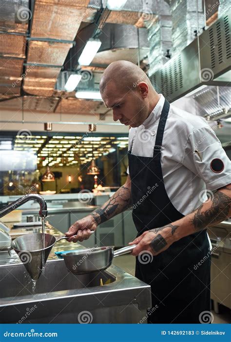 Belangrijke Stap Het Verticale Portret Van Knappe Professionele Chef