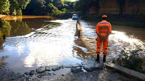 Chuva em MG corpo de homem arrastado pela água ao atravessar ponte de