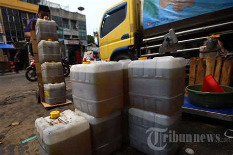 Distribusi Minyak Goreng Murah Untuk Pedagang Foto 4 1916052