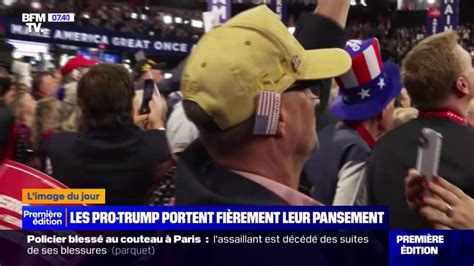 Les Pro Trump Portent Un Pansement Sur L Oreille Droite En Soutien L