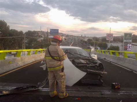 Choca contra contención en paso elevado a Coroneo Noticias de Querétaro