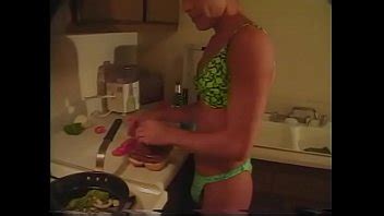 Gay Abbronzato In Lingerie Prepara La Cena In Cucina Mentre Il Suo Amico Lo Scopa Nel Culo