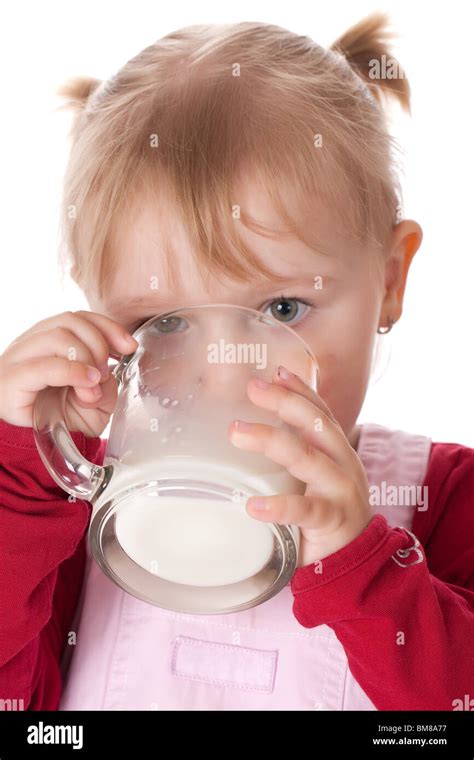 Petite Fille Boit Du Lait Banque De Photographies Et Dimages à Haute