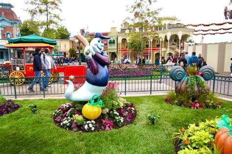 Disneyland Paris Adds More Halloween 2022 Decorations Ghosts Of Main