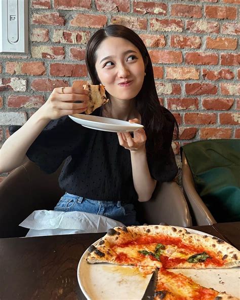 藤江萌さんのインスタグラム写真 藤江萌instagram「ピザ🍕 パンとかパスタとか小麦好きなんのよなぁ。笑 最近好きなものを好きな