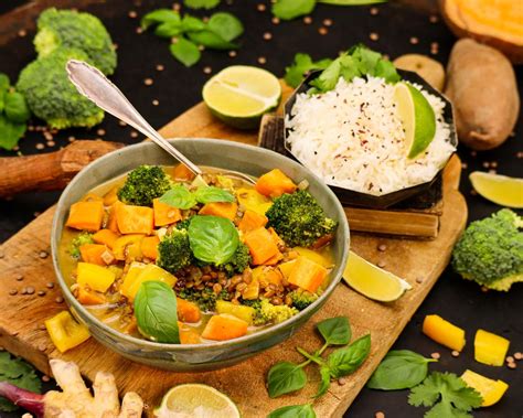 Gelbes Curry Mit Linsen Brokkoli Und S Kartoffeln Vegetarisch