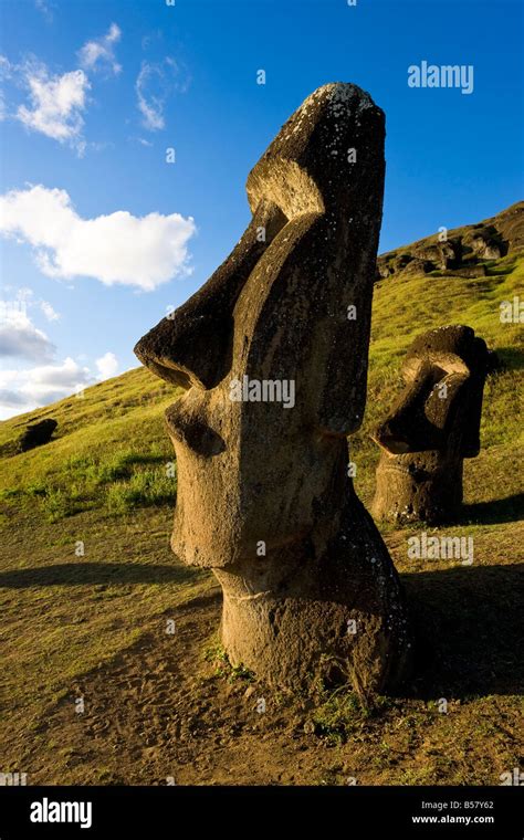 Gigante Di Pietra Monolitica Moai Statue A Rano Raraku Rapa Nui L