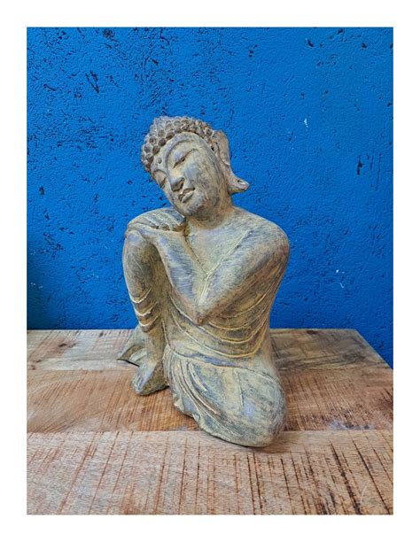 Statua Buddha Thailandese Inginocchiato Con Occhi Chiusi In Polvere Di