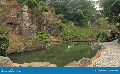 Chińczyka Buddha Kamienia Statua Blisko Stawu Zdjęcie Stock Obraz