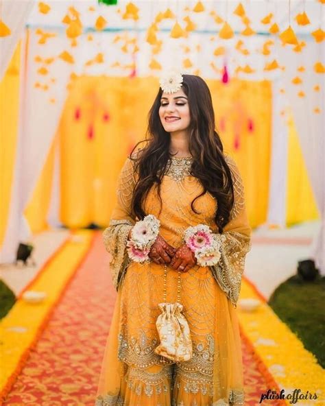 Trendy Bridal Mehndi Outfits Perfect For Flaunting