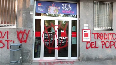 Scritta No Vax Sulla Sede Cgil Di Brescia Servi Nazisti Traditori