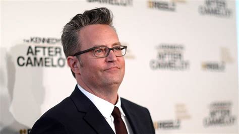 Friends Lacteur Matthew Perry Qui Incarnait Chandler Bing Est