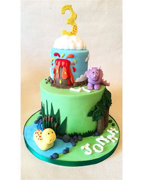 A dinosaur scene! - Decorated Cake by Beth Evans - CakesDecor