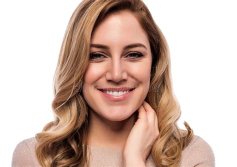 Blonde Lindo Atractivo Retrato Del Primer En Un Blanco Mujer Joven Hermosa En Un Vestido Color