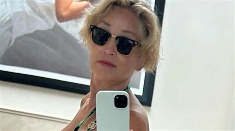 Ans Sharon Stone En Met Plein La Vue En R V Lant Son Corps De Plage Dans Un Bikini Vert