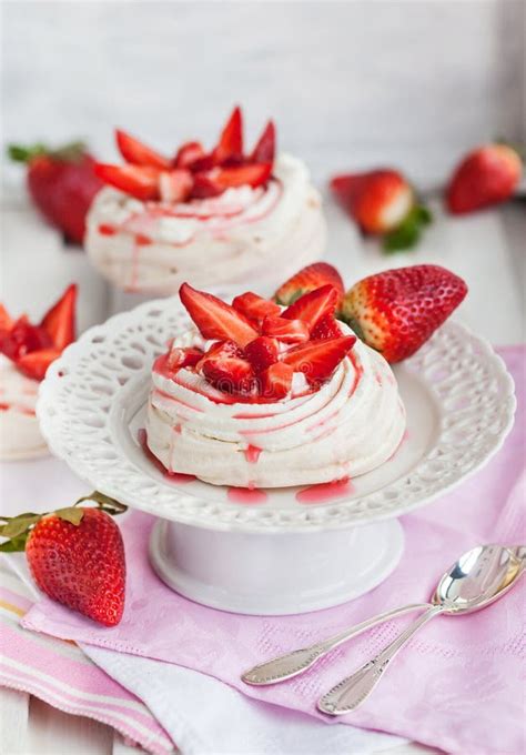 Bolo Da Merengue De Pavlova Decorado A Morango Fresca No Preto