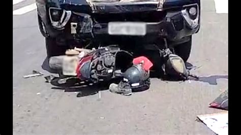 Motociclista Arremessado Em Violento Acidente Carro No Centro De